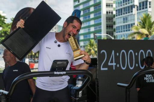 El atleta brasileño Pepe Fiamoncini celebra tras completar su desafío de correr 188 km en 24 horas en una cinta de correr, en el gimnasio a cielo abierto Rio Academia YoPro, en Ipanema, Rio de Janeiro, el 5 de febrero de 2026.