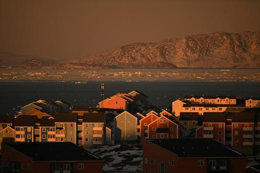 Una imagen de edificios residenciales de Nuuk y bloques de hielo flotando ante la costa de la capital de Groenlandia, el 29 de enero de 2026 en la isla danesa