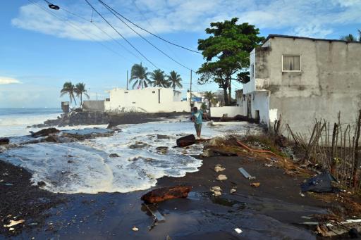 Comercios cerrados y veda pesquera en El Salvador ante la tormenta Cristina