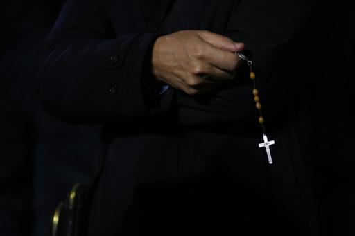 Una persona sostiene un rosario el 18 de noviembre de 2023 en Barcelona