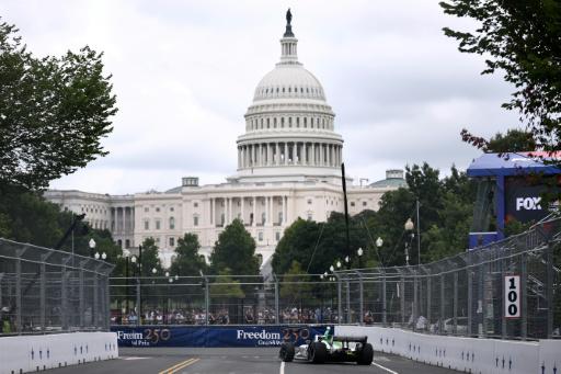 Autos de la serie IndyCar durante las prácticas en el circuito de Washington DC el 22 de agosto de 2026