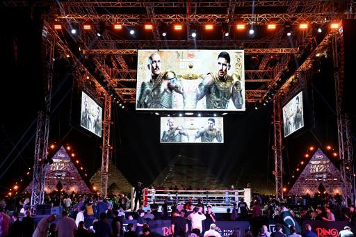Boxeo: Ucraniano Oleksandr Usyk vence a neerlandés Verhoeven y retiene sus títulos