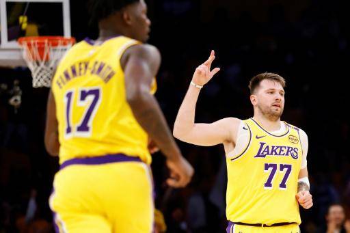 Doncic pone a soñar a los Lakers en su debut en Los Ángeles