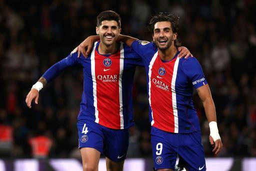 El defensor brasileño del PSG Lucas Beraldo (izda.) celebra junto al delantero español Ferran Torres tras marcar el primer gol del PSG en partido de Ligue 1 PGS-Le Mans, en el Parque de los Príncipes de París, el 10 de octubre de 2026