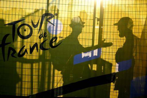 Una valla con el emblema del Tour de Francia, fotografiada en la ciudad italiana de Florencia el 27 de junio de 2024