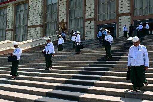 Unos parlamentarios birmanos abandonan la cámara Pyithu Hluttaw, en Naypyidaw, tras la sesión del 16 de marzo de 2026