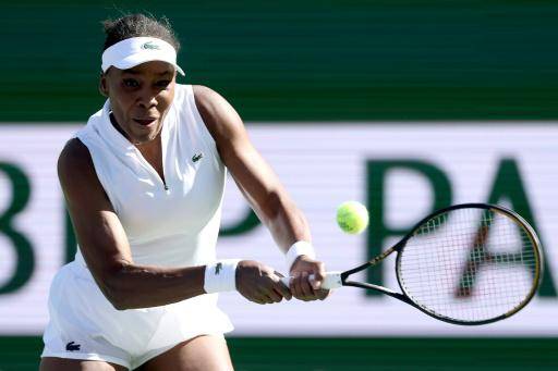 Venus Williams devuelve un golpe frente a Diane Parry en Indian Wells el 5 de marzo de 2026