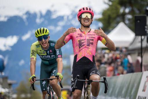 El ciclista ecuatoriano Richard Carapaz celebra su victoria en la cuarta etapa del Tour de Romandía, este sábado 27 de abril en Leysin, Suiza