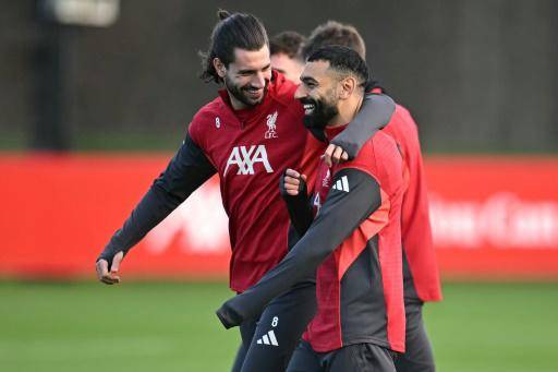 El centrocampista húngaro Dominik Szoboszlai (izq) y el atacante egipcio Mohamed Salah durante un entrenamiento del Liverpool, el 8 de diciembre de 2025 en el complejo de entrenamiento Kirby, en la periferia de Liverpool