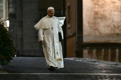 León XIV sale del Vaticano camino de su residencia, el 8 de enero de 2026, tras dos días de reuniones con cardenales