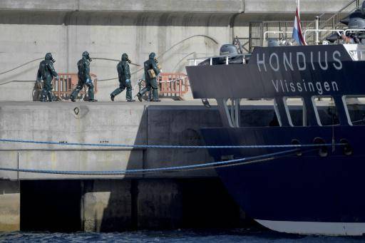 Varias personas protegidas con trajes especiales embarcan en el crucero MV Hondius, donde se produjo el brote de hantavirus, el 11 de mayo de 2026 en el puerto español de Granadilla de Abona, en la isla canaria de Tenerife
