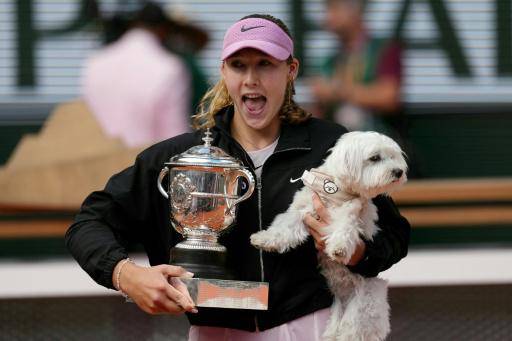 Mirra Andreeva posa con el trofeo de campeona de Roland Garros y su perro después de ganar la final ante Maja Chwalinska. En París, el 6 de junio de 2026