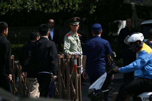Un policiía paramilitar chino monta guardia cerca de la embajada de EEUU en Pekín el 12 de mayo de 2026