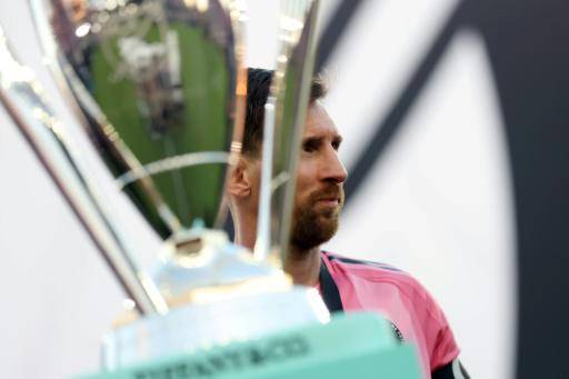 El astro argentino Lionel Messi junto al trofeo de campeón de la MLS en el Chase Stadium, en Fort Lauderdale, Florida, el 6 de diciembre de 2025