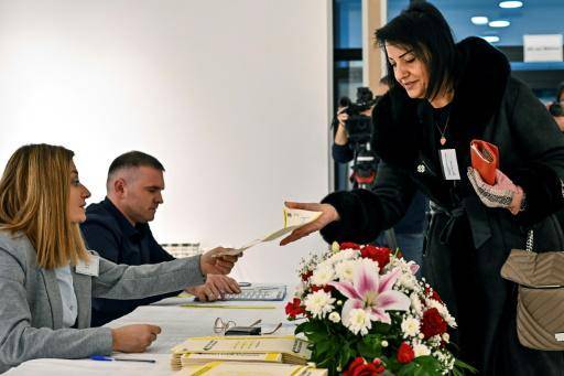 Una ciudadana de la República Srpska, entidad de Bosnia y Herzegovina, en un colegio electoral de la ciudad de Laktasi, el 23 de noviembre de 2025
