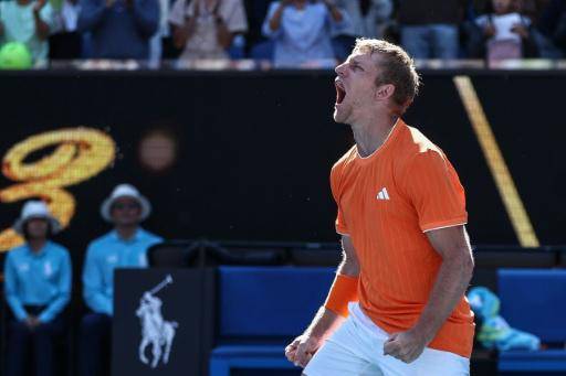 El español Alejandro Davidovich Fokina celebra su victoria ante el estadounidense Reilly Opelka en segunda ronda del Abierto de Australia, en Melbourne, el 21 de enero de 2026