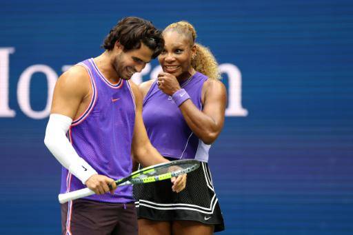Carlos Alcaraz y Serena Williams interactúan durante un partido de dobles mixto del Abierto de Estados Unidos el 25 de agosto de 2026 en Flushing Meadows, Nueva York