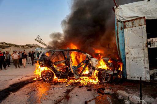 El vehículo del periodista de Al Jazeera Mohammed Wishah estalla en llamas en la Ciudad de Gaza tras un ataque israelí, el 8 de abril de 2026