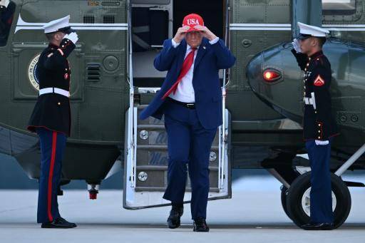 El presidente estadounidense, Donald Trump, baja de su helicóptero Marine One en la base aérea Dobbins en Marietta, Georgia, el 16 de octubre de 2026