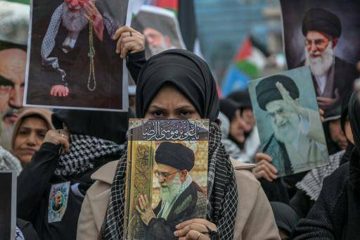 Una manifestante sostiene un retrato del fallecido ayatolá Alí Jamenei durante una protesta contra el ataque de Estados Unidos e Israel a Irán en Estambul el 1 de marzo de 2026