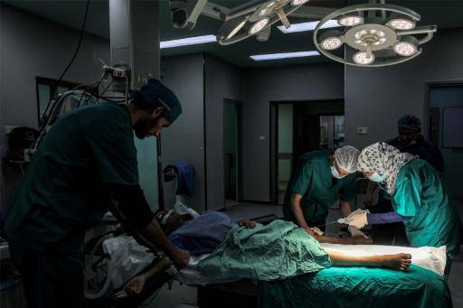 Unos médicos operan a un paciente en el Hospital Europeo, en Jan Yunis, en el sur de la Franja de Gaza, el 31 de diciembre de 2023