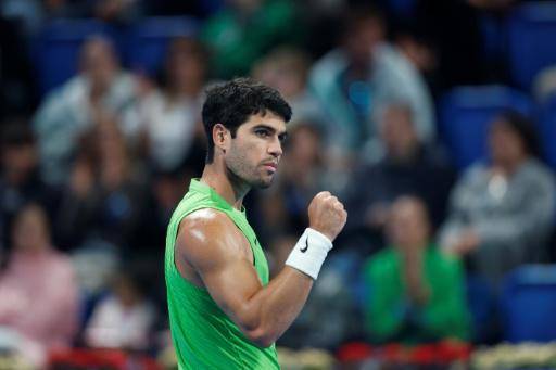El español Carlos Alcaraz reacciona durante el partido ante el francés Arthur Rinderknech en el torneo de Doha, en Catar, el 17 de febrero de 2026