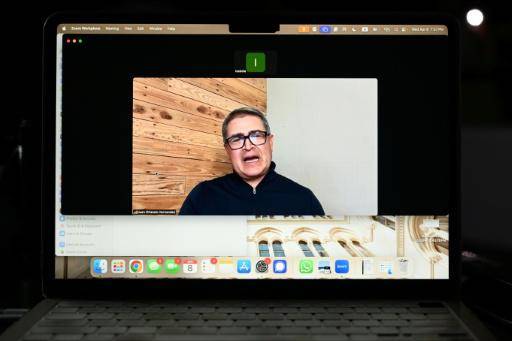 El expresidente hondureño Juan Orlando Hernández habla por videollamada durante una rueda de prensa organizada por su esposa, el 8 de abril de 2026 en Tegucigalpa