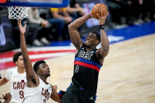 Jalen Duren, de los Detroit Pistons, lanza contra Thomas Bryant de los Cleveland Cavaliers durante el último cuarto en el Little Caesars Arena, en Detroit, Michigan, el 27 de febrero de 2026