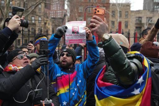 Manifestantes a las afueras del tribunal en Nueva York en el que debe comparecer el depuesto presidente venezolano Nicolás Maduro.