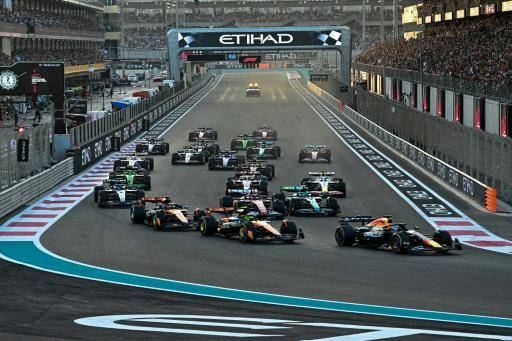 Max Verstappen (derecha) lidera la carrera, seguido por Lando Norris y Oscar Piastri, al llegar a la primera curva del Gran Premio de Abu Dabi, en el circuito de Yas Marina el 7 de diciembre de 2025