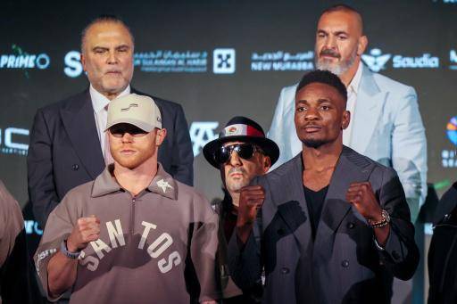El mexicano Canelo Álvarez (izda.) y el francés Christian Mbill se retan durante la conferencia previa de su pelea por el cinturón CMB de los supermedianos, en Riad, el 29 de octubre de 2026