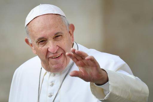 El papa Francisco saluda a los fieles congregados para la audiencia general semanal del 25 de septiembre de 2019 en la plaza de San Pedro del Vaticano