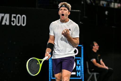 El tenista español Alejandro Davidovich reacciona durante las semifinales del torneo de Adelaida, en Australia, contra el francés Ugo Humbert el 16 de enero de 2026