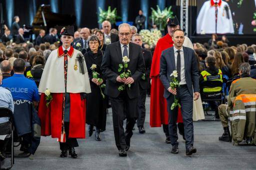 El presidente de Suiza, Guy Parmelin (centro), deposita unas flores en una ceremonia de homenaje a las víctimas del incendio en la estación de esquí de Crans-Montana en Año Nuevo, el 9 de enero de 2026 en Martigny