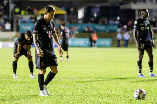 Lionel Messi se dispone a anotar de penalti el gol del triunfo del Inter Miami ante Independiente del Valle el 26 de febrero de 2026