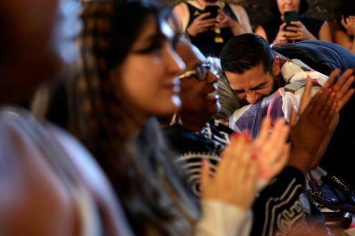 Abdul El-Sayed, candidato en las primarias demócratas de Michigan (norte de Estados Unidos), abraza a una mujer durante un acto de campaña en Detroit, el 3 de agosto de 2026