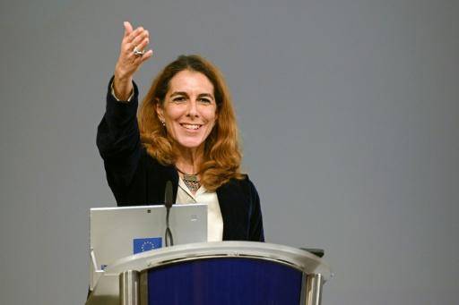 Paula Pinho, portavoz de la Comisión Europea, sonríe durante una rueda de prensa en la sede de la UE, el 19 de noviembre de 2025 en Bruselas