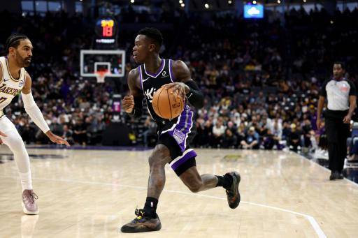 El alemán Dennis Schröder, de los Sacramento Kings, dribla el balón en el partido de la NBA contra Los Angeles Lakers en el Golden 1 Center en Sacramento, California, el 26 de octubre de 2025