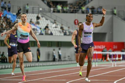 Alison Dos Santos (derecha) cruza la meta en primer lugar en los 300 m vallas de la reunión de la Liga de Diamante en Keqiao (China), delante de Karsten Warholm (izquierda), el 16 de mayo de 2026