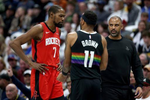 Kevin Durant (I) de Houston Rockets, y Bruce Brown, de Denver Nuggets, tuvieron un altercado el 20 de diciembre de 2025 en partido de la temporada regular de la NBA jugado en Denver