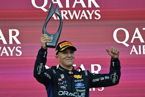 El piloto francés de Red Bull Isack Hadjar celebra su tercer puesto en el Gran Premio de Azerbaiyán, en Bakú el 26 de septiembre de 2026