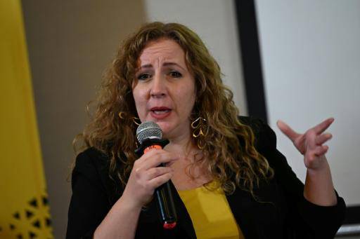 Valentina Ballesta, directora de investigación para las Américas de Amnistía Internacional, interviene durante la presentación del informe anual sobre la situación de los derechos humanos, celebrada en Bogotá, el 21 de abril de 2026