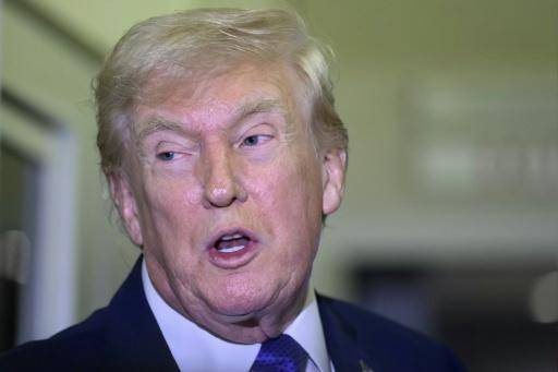 El presidente Donald Trump habla con los periodistas a bordo del Air Force One, su avión oficial, en el vuelo de West Palm Beach (Florida) a la base de Andrews, cerca de Washington, el 16 de febrero de 2026 en EEUU