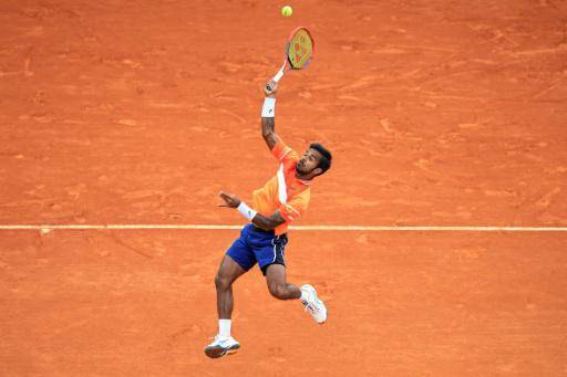 El tenista indio Sumit Nagal juega contra el danés Holger Rune un partido del torneo de MonteCarlo el 10 de abril de 2024