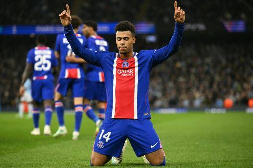 El delantero del PSG Desiré Doué celebra el primer gol en la victoria de su equipo 4-2 contra el Manchester City, en Mánchester el 14 de octubre de 2026