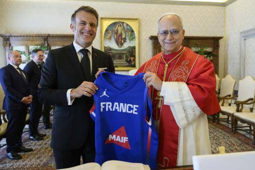 Imágenes difundidas por el Vaticano muestran a Macron entregando al papa una camiseta firmada por los miembros de la selección francesa de baloncesto
