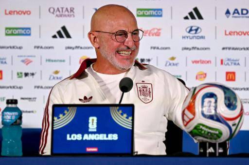 El seleccionador de España, Luis de la Fuente, sonríe mientras ofrece una conferencia de prensa en el Estadio de Los Ángeles, en Inglewood, el 9 de julio de 2026, en vísperas del partido de cuartos de final del Mundial entre España y Bélgica