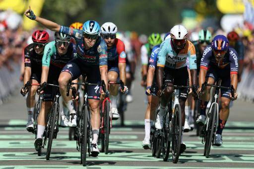 El corredor belga del Soudal Quick-Step, Tim Merlier, levanta el brazo tras lograr la victoria en la 8ª etapa del Tour de Francia, en Bergerac, suroeste de Francia, el 11 de julio de 2026