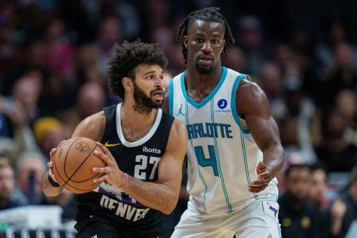 Sion James, de los Charlotte Hornets, defiende a Jamal Murray, de los Denver Nuggets, en la segunda mitad durante su juego en el Spectrum Center el 7 de diciembre de 2025 en Charlotte, Carolina del Norte