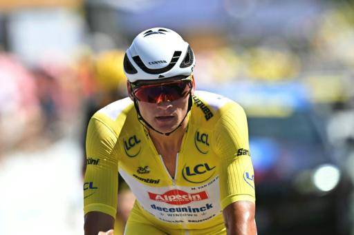 El ciclista neerlandés Mathieu van der Poel termina con el maillot amarillo de líder del Tour de Francia la séptima etapa, en Mur-de-Bretagne Guerledan, el 11 de julio de 2025
